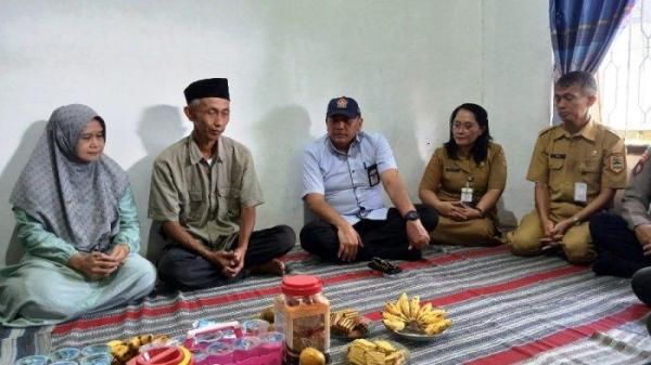 SISWA HILANG - Wali Kota Tegal, Dedy Yon Supriyono (tengah) di rumah orangtua Mochammad Daffa Sanjaya di RT 05 RW 07 Kelurahan Panggung, Kecamatan Tegal Timur, Kota Tegal, Senin (7/7/2025). Dedy Yon berjanji Pemkot bersama Dinas Cabang Pendidikan Wilayah XI akan membantu berkomunikasi dengan pihak terkait terkait hilangnya Daffa di Perairan Sumenep.