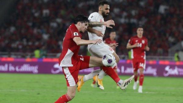 TIMNAS INDONESIA - Pesepak bola Timnas Indonesia Kevin Diks berebut bola dengan pesepak bola Bahrain dalam babak kualifikasi Piala Dunia 2026 Zona Asia di Stadion Utama Gelora Bung Karno, Senayan, Jakarta, Selasa (25/3/2025). TRIBUNNEWS/IRWAN RISMAWAN