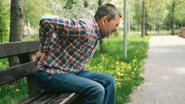 Is the pain in the waist back pain or kidney stones? Learn from the doctor the ways of identification
