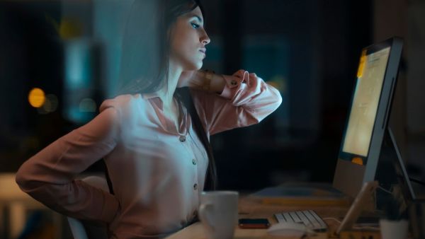 How dangerous is it for your spine to sit in the office for a long time? How to rescue