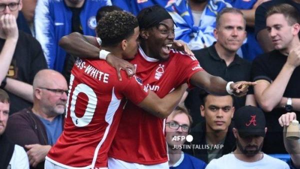Gelandang Nottingham Forest asal Swedia, Anthony Elanga (kanan) merayakan bersama gelandang Nottingham Forest, Morgan Gibbs-White (kiri) setelah mencetak gol pembuka pada pertandingan sepak bola Liga Premier Inggris antara Chelsea dan Nottingham Forest di Stamford Bridge di London pada bulan September 2, 2023.