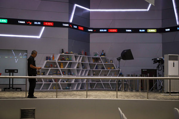 Layar digital menampilkan pergerakan Indeks Harga Saham Gabungan (IHSG) di Bursa Efek Indonesia (BEI), Jakarta, Selasa (8/4/2025).  Foto: Iqbal Firdaus/kumparan