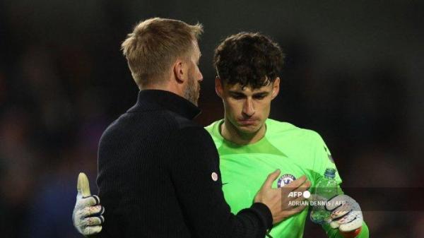 Pelatih kepala Chelsea Inggris Graham Potter (kiri) memberi selamat kepada kiper Chelsea Spanyol Kepa Arrizabalaga pada akhir pertandingan sepak bola Liga Inggris antara Brentford dan Chelsea di Gtech Community Stadium di London pada 19 Oktober 2022. Brentford dan Chelsea menyamakan kedudukan 0 - 0.
