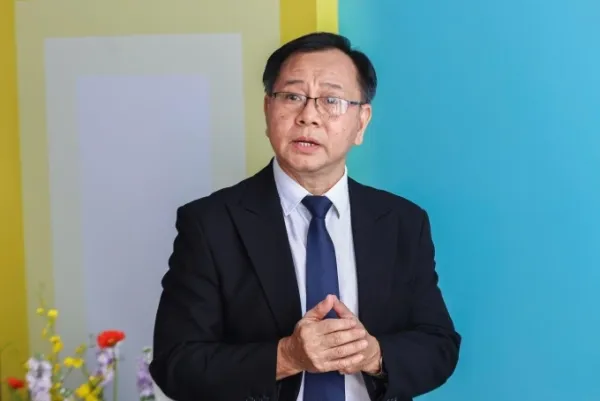 Dr. Phan Trong Giao, Medical Director at MSD Vietnam, a proud partner of the campaign, welcomed Hari Wons effort in raising public awareness of HPV. Photo by Read/Quynh Tran
