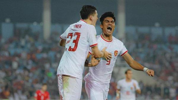 Pemain Timnas Indonesia Ramadhan Sananta merayakan gol dengan Justin Hubner dalam pertandingan Kualifikasi Piala Dunia 2026 grup F antara Vietnam vs Timnas Indonesia di My Dinh National Stadium, Hanoi. Di akhir laga Timnas Indonesia menang dengan skor 0-3.