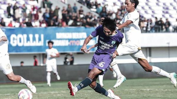 GOL PERSITA - Pemain Persita Tangerang Yardan Yafi ketika membobol gawang Arema FC pada pertandingan pekan ke-29 Liga 1 2024/2025 di Stadion Indomilk Arena, Minggu (20/4/2025). <div class=