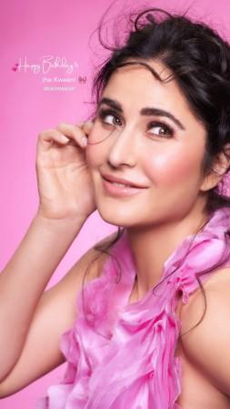 Vicky Kaushal kisses wifey Katrina Kaif as she turns 43; fans ask, 'When are you having a Baby?'