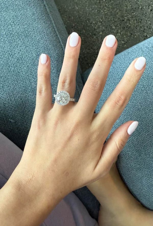 woman gets sad looking engagement ring fiance designed reddit