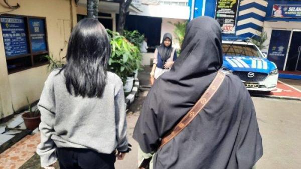 RA melaporkan kasus bullying yang menimpa putrinya, Oz, ke Unit Perlindungan Perempuan dan Anak (PAA) Satreskrim Polres Metro Depok, Selasa (8/7/2025).