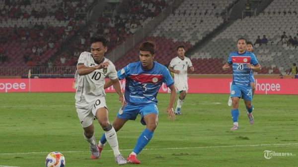 PIALA AFF U23 - Pesepak bola Timnas U-23 Indonesia berebut bola dengan pesepak bola Filipina pada laga babak penyisihan Grup A Piala AFF U-23 di Stadion Utama Gelora Bung Karno (SUGBK), Senayan, Jakarta Pusat, Jumat (18/7/2025). <div class=