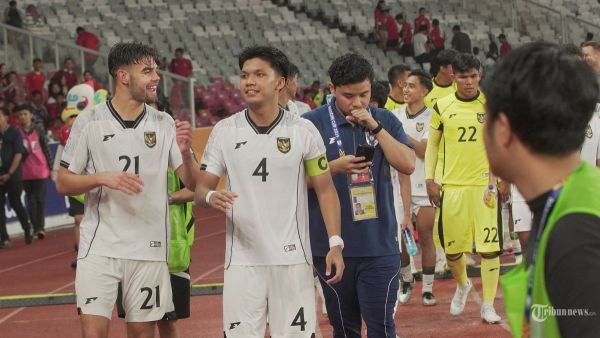 PIALA AFF U23 - Para pemain Timnas U-23 Indonesia menyapa penonton usai laga pertandingan melawan Filipina pada laga babak penyisihan Grup A Piala AFF U-23 di Stadion Utama Gelora Bung Karno (SUGBK), Senayan, Jakarta Pusat, Jumat (18/7/2025). <div class=