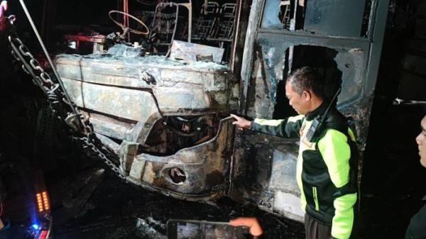HANGUS TERBAKAR - Neo Harapan Nopol AE 7453 UB terlibat kecelakaan dengan sepeda motor Honda Beat Nopol AG 2388 VCO hangus terbakar usai terlibat kecelakaan, Selasa (23/7/2025). Kecelakaan yang terjadi di Jalan Raya Madiun-Surabaya, Desa Nglundo, Kecamatan Sukomoro, Kabupaten Nganjuk mengakibatkan satu korban meninggal dunia. 
