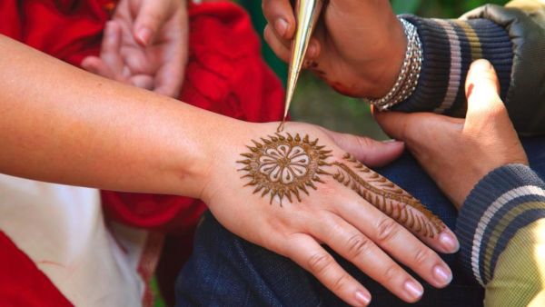 Applying henna on hands can cause problems, make natural mehndi at home