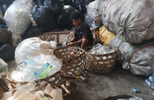 Proses pemilahan sampah botol plastik jenis PET di TPS3R Desa Adat Seminyak. Timbulan Sampah Capai 3.436 Ton Per Hari, Apakah Bali Bisa Bebas Sampah?