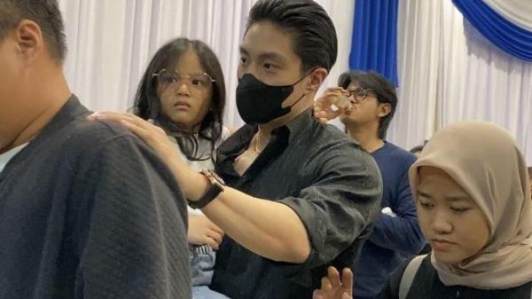 GENDONG - Thania digendong oleh Giorgio Antonio, kekasih Sarwendah di rumah duka Grand Heaven, Pluit, Jakarta Utara, Selasa (22/7/2025).