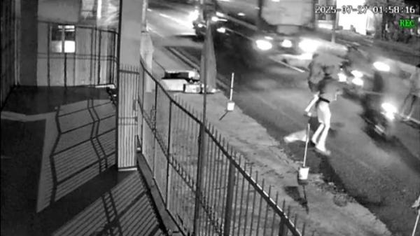 AKSI BRUTAL REMAJA - Tangkapan layar aksi remaja saat menghadang pengendara di Jalan Raya Janti, Kecamatan Jogoroto, Kabupaten Jombang, Jawa Timur yang terekam kamera CCTV pada Minggu (27/7/2025). Belum ada laporan resmi masuk ke kepolisian, namun polisi sudah mengantongi informasi awal.
