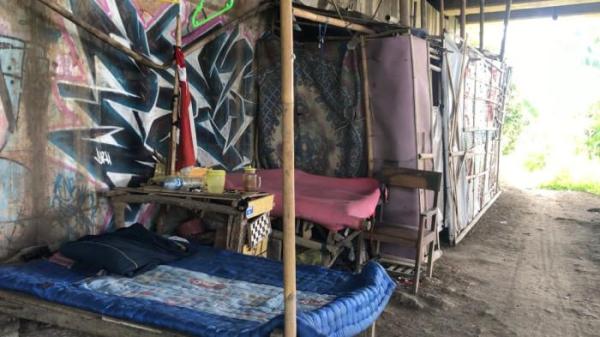 Suasana rumah bedeng tempat tinggal Hafidz atau Kafid yang berada di bawah kolong jembatan Sungai Kalijajar, Kabupaten Demak, Senin (28/7/2025).