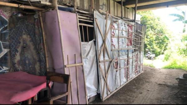 Suasana rumah bedeng tempat tinggal Hafidz atau Kafid yang berada di bawah kolong jembatan Sungai Kalijajar, Kabupaten Demak, Senin (28/7/2025).