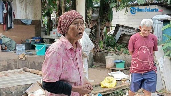 Nenek Irah (74), lansia warga Cipinang Besar Selatan yang sudah 30 tahun tinggal di TPU Kebon Nanas, Jatinegara, Jakarta Timur, Senin (30/6/2025).