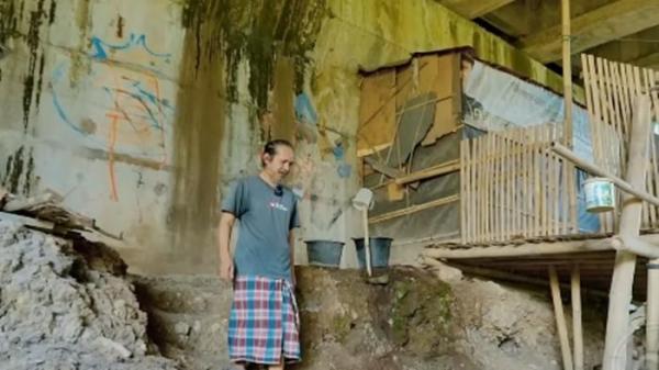 TINGGAL DI KOLONG JEMBATAN- Sosok dokter Hafid, viral memilih tinggal di kolong jembatan selama sembilan tahun.dulunya berprofesi sebagai spesialis THT di Singapura.