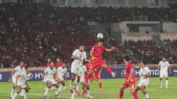 PEREBUTAN BOLA DI UDARA - Pemain Vietnam berduel udara dengan pemain Timnas Indonesia U-23 pada laga Final Piala AFF U23 2025 di Stadion Utama Gelora Bung Karno (SUGBK), Jakarta, Selasa (29/7/2025).