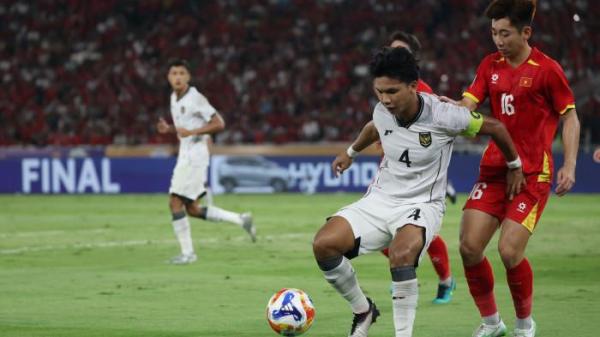 FINAL AFF U23 - Pesepak bola Timnas U-23 Indonesia Kadek Arel berebut bola dengan pesepak bola Timnas Vietnam pada final Piala AFF U-23 di Stadion Utama Gelora Bung Karno (SUGBK), Jakarta, Selasa (29/7/2025). Sementara Indonesia tertinggal 1-0 dari Vietnam. TRIBUNNEWS/HERUDIN