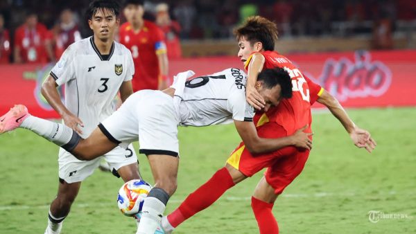 FINAL AFF U23 - Pesepak bola Timnas U-23 Indonesia Robi Darwis berebut bola dengan pesepak bola Timnas Vietnam pada final Piala AFF U-23 di Stadion Utama Gelora Bung Karno (SUGBK), Jakarta, Selasa (29/7/2025). <div class=