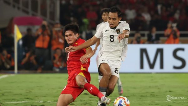 FINAL AFF U23 - Pesepak bola Timnas U-23 Indonesia  Muhammad Rayhan Hannan berebut bola dengan pesepak bola Timnas Vietnam pada final Piala AFF U-23 di Stadion Utama Gelora Bung Karno (SUGBK), Jakarta, Selasa (29/7/2025). Sementara Indonesia tertinggal 1-0 dari Vietnam. Foto diambil menggunakan kamera Canon EOS R1 dengan lensa RF 100-500mm. TRIBUNNEWS/HERUDIN