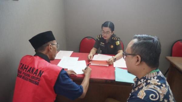 BERKAS LENGKAP - Tersangka kasus dugaan penyimpangan dana BOS SMK PGRI 2 Ponorogo, SA saat menandatangani berkas di Kantor Kejari Ponorogo, Jalan MT Haryono, Kelurahan Jingglong, Kecamatan/Kabupaten Ponorogo, Jatim. Berkas kasus dugaan penyimpangan dana Bantuan Operasional Sekolah (BOS) di SMK PGRI 2 Ponorogo tahun 2019 - 2024 dinyatakan lengkap alias P21.