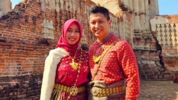 KEMATIAN DIPLOMAT MUDA - Foto diplomat muda Kemenlu, Arya Daru Pangayunan dan istri, Meta Ayu Puspitantri. Sebelum ditemukan tewas, Arya Daru sempat berbelanja di mal Grand Indonesia, Jakarta. Saat berbelanja itu, Arya Daru ditemani seorang wanita. <div class=