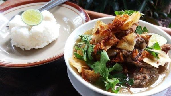 KULINER LEGEND KARANGANYAR - Seporsi Soto Karang di Karanganyar, Jawa Tengah, beberapa waktu lalu. Begini sejarah Soto Karang.