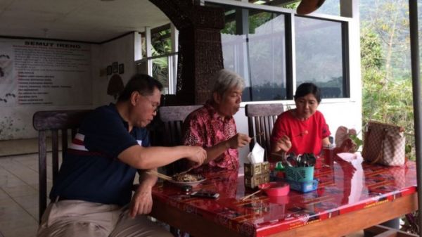 Santoso dan kerabatnya menjajal sate landak di RM Gunung Mas, Tawangmangu, Karanganyar