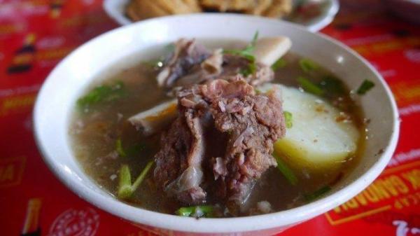 KULINER LEGENDARIS KARANGANYAR - Seporsi Sop Buntut di Warung Sop Buntut dan Pecel Bu Ugi Tawangmangu pada 2019 lalu. Begini sejarah kuliner legendaris RM Bu Ugi.