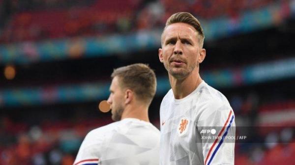Pemain Belanda termasuk Luuk de Jong (kanan) melakukan pemanasan sebelum pertandingan sepak bola Grup C UEFA EURO 2020 antara Belanda dan Austria di Johan Cruyff Arena di Amsterdam pada 17 Juni 2021.