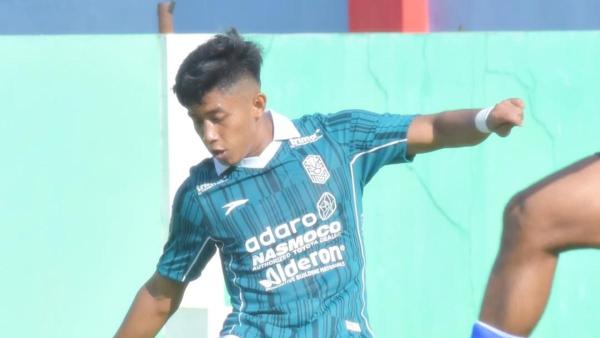 PROFIL - Sosok Kardinata Tarigan menendang bola ketika bermain untuk Nusantara Utd (8/9/2024).