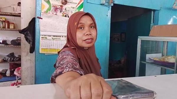 SEPI PEMBELI: Sulastri, Pemilik Warung Bebas Bu Slamet di Jalur Gumitir, Jember Jawa Timur, Minggu (3/8/2025) Pendapatannya menurun drastis akibat penutupan Jalur Gumitir Jember