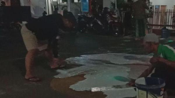 MURAL MIRIP SIMBOL ONE PIECE - Warga saat menghapus mural mirip simbol One Piece di Jalan Lahor RT 4 RW 4 Kelurahan Bunulrejo Kecamatan Blimbing Kota Malang pada Selasa (5/8/2025) malam. Diketahui, mural tersebut dibuat hanya sekedar iseng dan bukan menyinggung pihak tertentu.