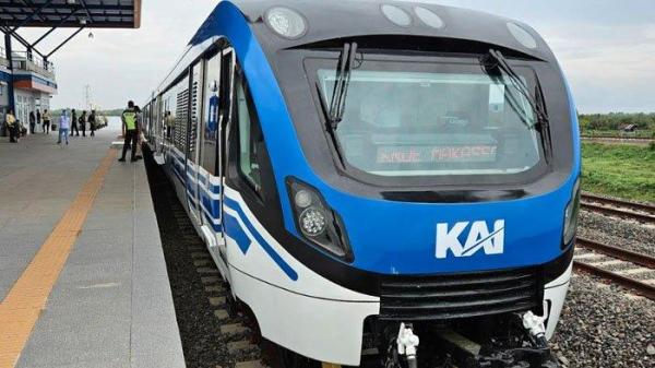 KA DI SULAWESI - Kereta Api Makassar-Parepare siap melayani perjalanan relasi Mangilu–Garongkong. KA perintis pertama di Sulawesi ini makin diminati berkat tarif terjangkau, kenyamanan, dan akses ke lokasi wisata unggulan, Senin (28/7/2025).