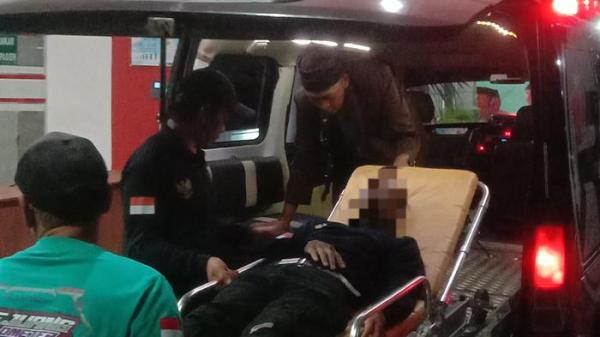 MENINGGAL TERSENGAT LISTRIK - Sgm (45), warga Desa Gondosuli, Kecamatan Tawangmangu, Kabupaten Karanganyar saat dibawa ke ambulans pasca tersengat listrik, Jumat (8/8/2025). Sgm bersama dua orang lainnya tersengat listrik saat hendak memasang tiang bendera. Namun, Sgm berakhir meninggal dunia.