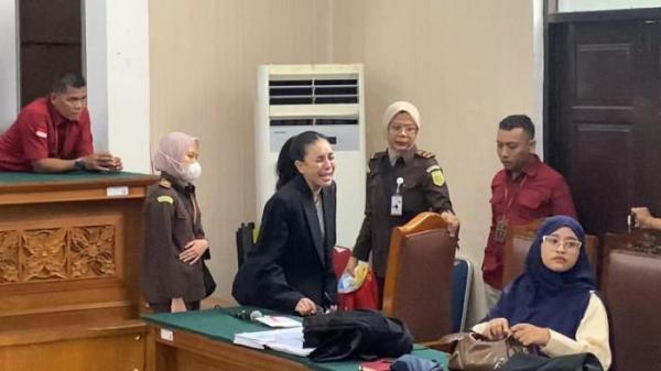 NIKITA MIRZANI HISTERIS - Momen Nikita Mirzani menangis histeris usai sidangnya ditunda hingga pekan depan di Pengadilan Negeri Jakarta Selatan, Kamis (7/8/2025). Nikita tidak terima majelis hakim menunda persidangan karena alasan kesehatan sang artis. (Fauzi Alamsyah)