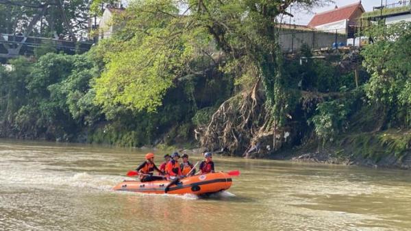 OPERASI PENCARIAN — Tim SAR gabungan saat melakukan proses penyisiran di Sungai Klawing, Desa Penaruban, Kecamatan Kaligondang, Kabupaten Purbalingga untuk mencari korban banjir bandang Sungai Klawing, Rabu (6/8/2025). dok. BPBD Purbalingga