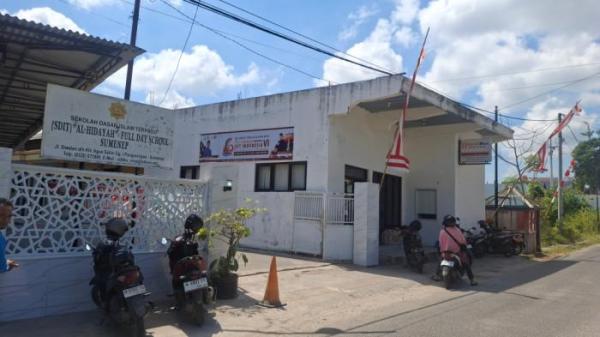 KASUS BULLYING - Tampak dari depan sekolah SDIT Al Hidayah Sumenep di Jl. Siwalan Desa Pangarangan Kecamatan Kota pada Kamis (7/8/2025). SDIT Al-Hidaya diterpa kabar bullying.