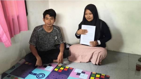 TAGIHAN PAJAK - Ismanto (32) dan Ulfa (27) buruh jahit harian lepas di Desa Coprayan, Kecamatan Buaran, Kabupaten Pekalongan memperlihatkan surat dari petugas pajak mengenai pajak Rp2,8 miliar, Jumat (8/8/2025). Ismanto kaget mendapatkan surat tersebut dan merasa tidak pernah melakukan transaksi sebesar tersebut. 