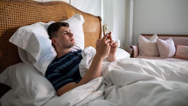 Does scrolling the phone before sleeping spoil the heart health? Learn from experts