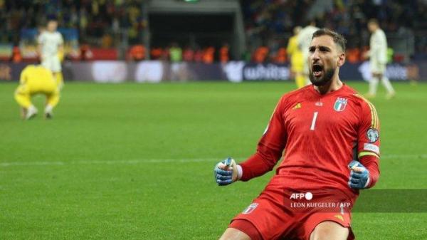 Penjaga gawang Italia #01 Gianluigi Donnarumma merayakan peluit akhir pertandingan sepak bola kualifikasi Grup C UEFA EURO 2024 antara Ukraina dan Italia di Stadion BayArena di Leverkusen, Jerman barat pada 20 November 2023