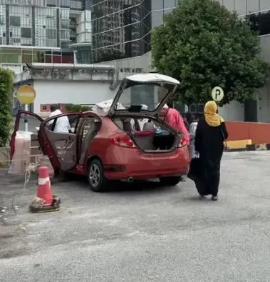 Keren! Kakek 76 Tahun Jualan Nasi Campur 10 Lauk di Mobil