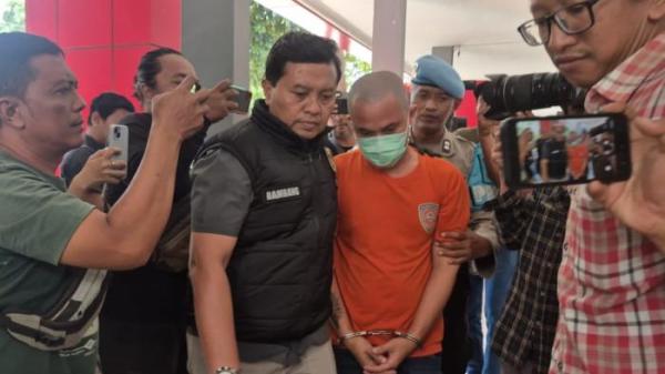 SUAMI KORBAN - Pres rilis di Mapolres Ponorogo, Jalan Bhayangkara, Kelurahan Banyudono, Kecamatan/Kabupaten Ponorogo, Jatim, Kamis (14/8/2025) tentang pembunuhan ARA yang jasadnya yang ditemukan di Goa Lowo Desa/Kecamatan Sampung, Kabupaten Ponorogo, Selasa (12/8/2025) siang. HRO membunuh ARA dengan cara keji, dibenturkan pohon sampai dijerat kabel wifi