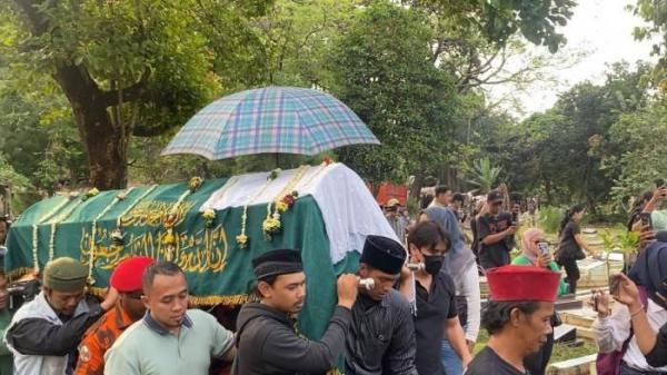 PEMAKAMAN MPOK ALPA - Keranda jenazah Mpok Alpa dibawa menuju liang lahad Komp