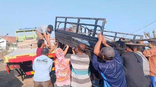 EVAKUASI: Warga mengevakuasi kendaraan tossa yang mengalami kecelakaan di JLS Desa Mojomulyo Kecamatan Puger, Jember, Jawa Timur, Sabtu (16/8/2025) Tossa rombongan wisatawan nabrak truk di JLS Desa Mojomulyo Kecamatan Puger, Jember.