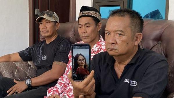 TUNJUKKAN FOTO - Keluarga menunjukkan foto almarhumah Putri Apriyani di rumah duka di Desa Rambatan Wetan, Kecamatan Sindang, Indramayu, Jawa Barat, Minggu (10/8/2025). Putri ditemukan meninggal di kosannya, Sabtu (9/8/2025)